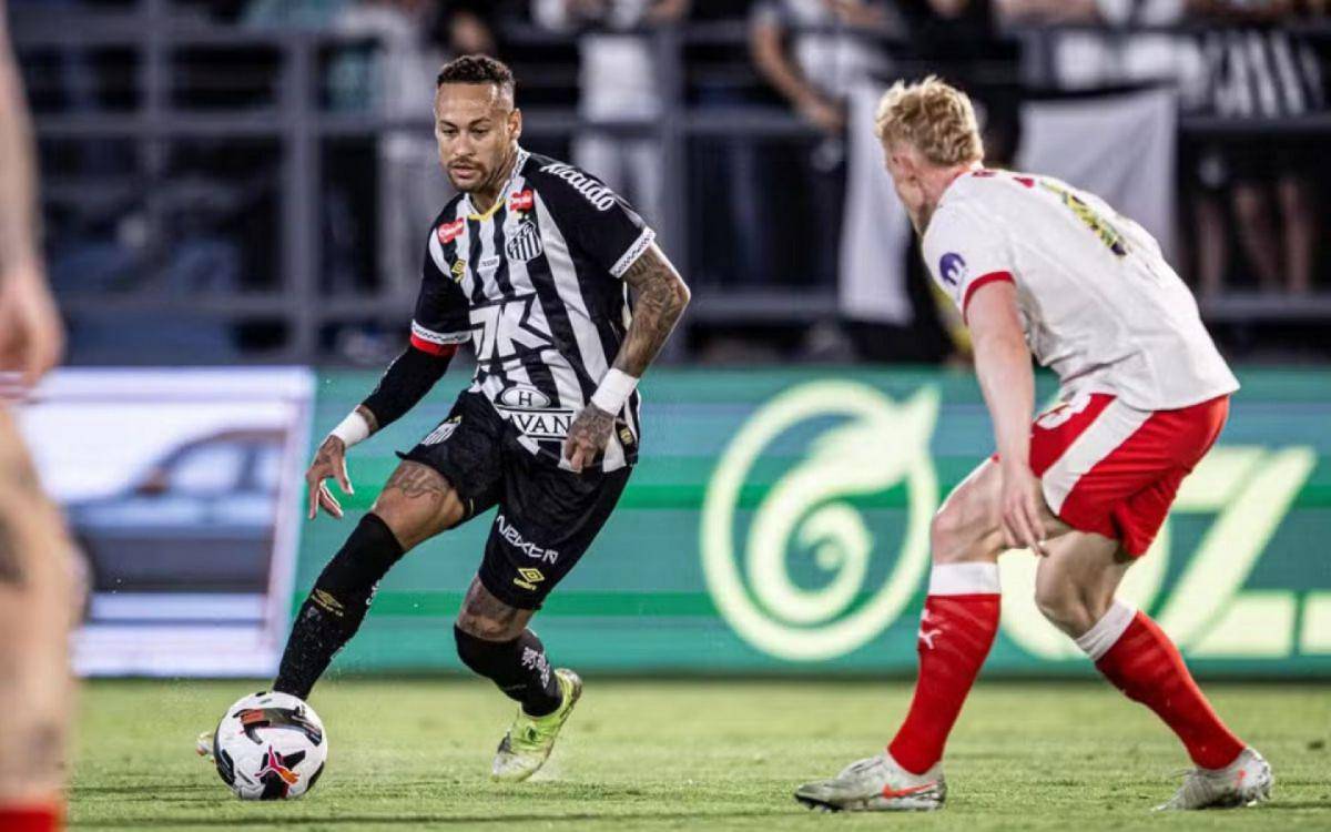 Neymar em acao durante amistoso contra o RB Leipzig, da Alemanha