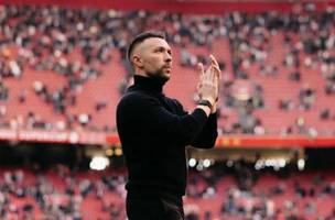 O tecnico pediu demissao do clube apos a perda do titulo (Foto: Reproducao / AFC Ajax)