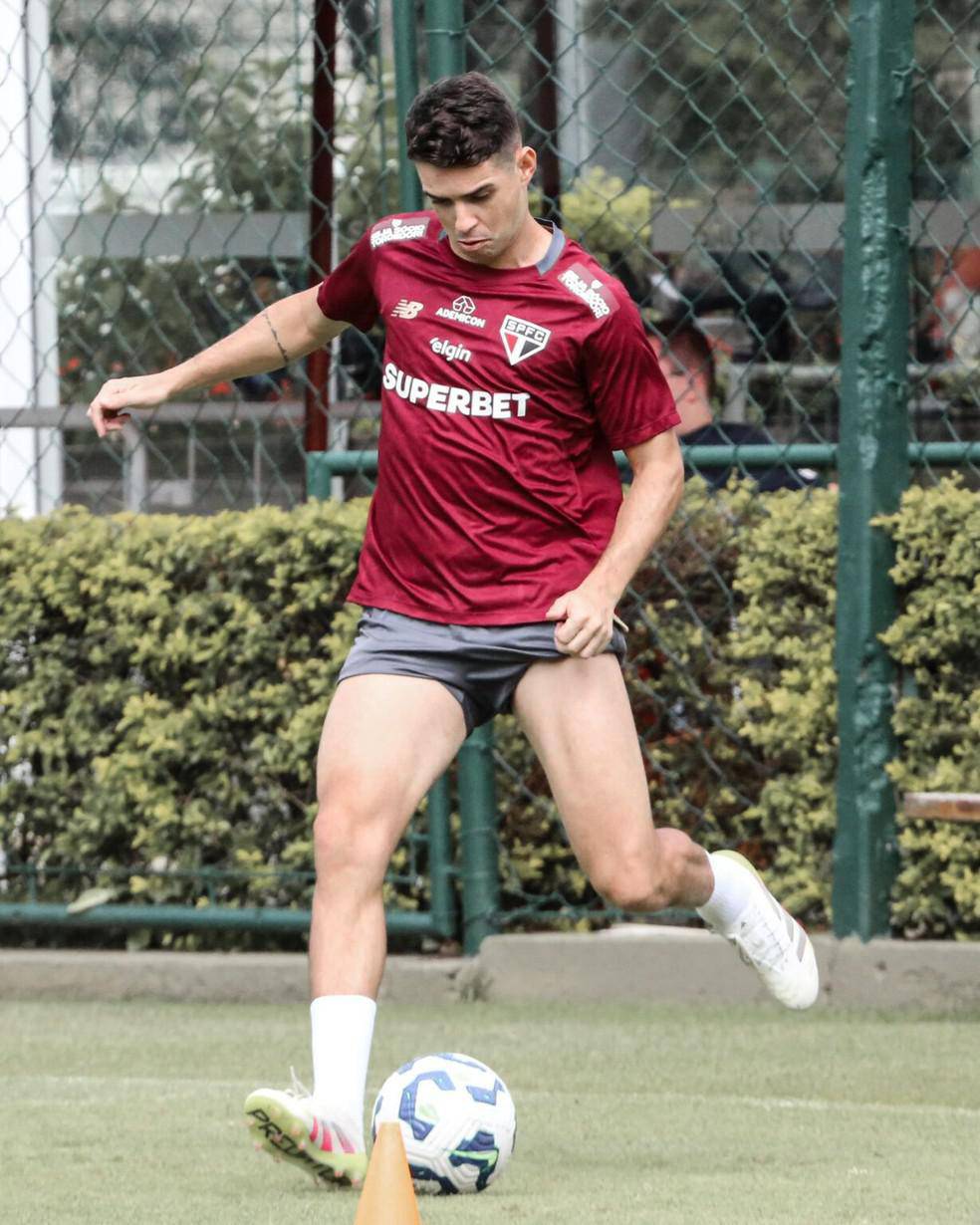Oscar em treino do Sao Paulo