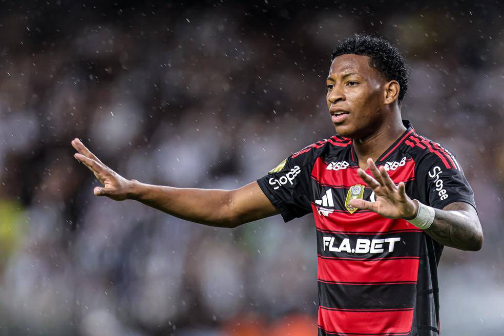 Plata em acao pelo Flamengo contra o Botafogo