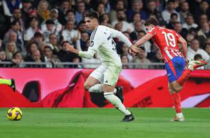 Raul Asencio em acao durante jogo do Real Madrid (Foto: Thomas Coex / AFP)