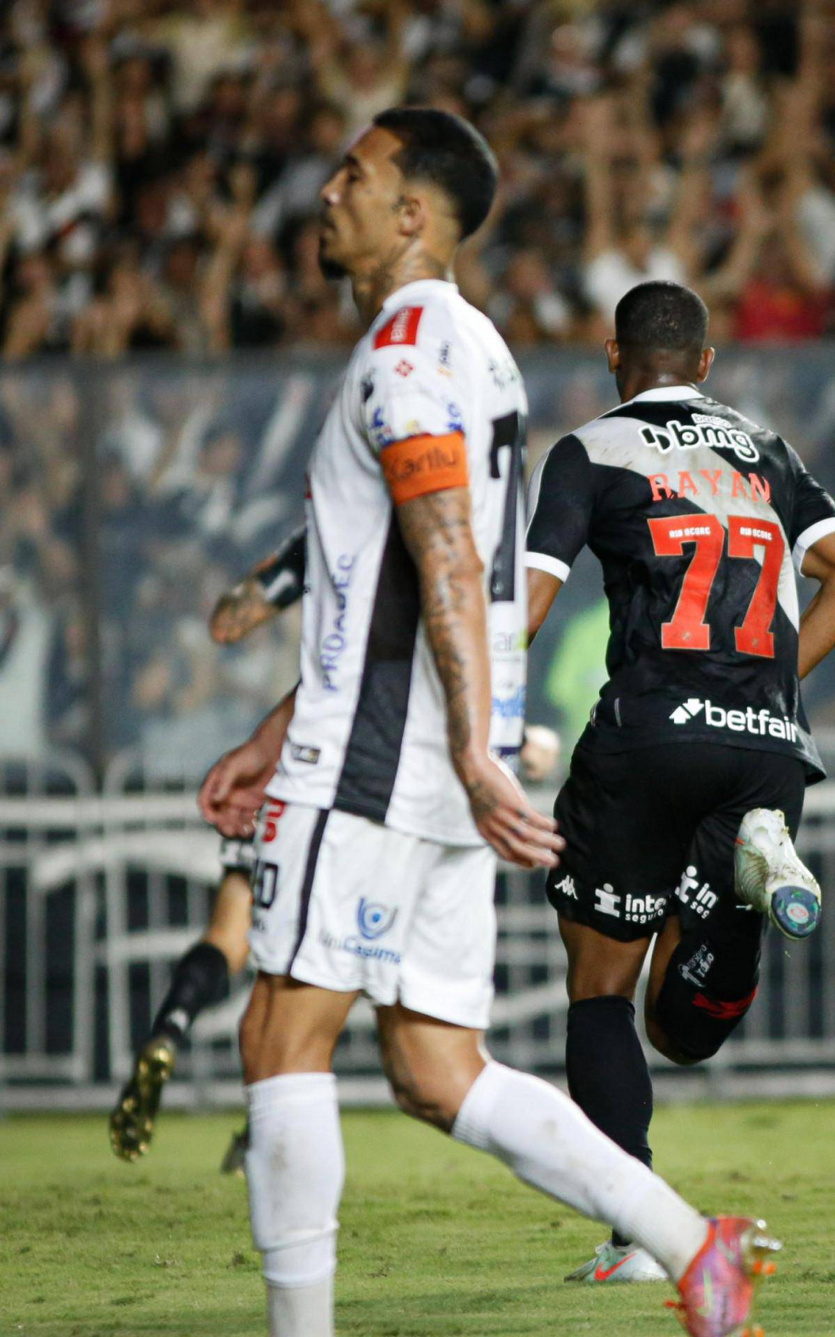 Rayan comemora gol do Vasco contra o Operario