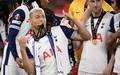 Richarlison morde a medalha de campeao da Liga Europa (Foto: Josep Lago / AFP