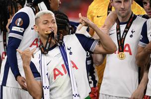 Richarlison morde a medalha de campeao da Liga Europa (Foto: Josep Lago / AFP)