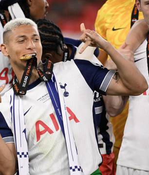 Richarlison brilha e conquista Liga Europa com o Tottenham