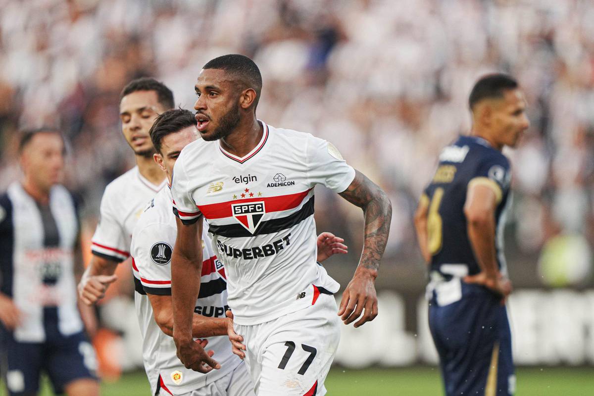 Sao Paulo se mantem na lideranca do Grupo D com 10 pontos.