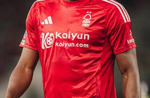 Taiwo Awoniyi, jogador nigeriano de 27 anos, atua pelo Nottingham Forest (Foto: Divulgacao / Nottingham Forest)