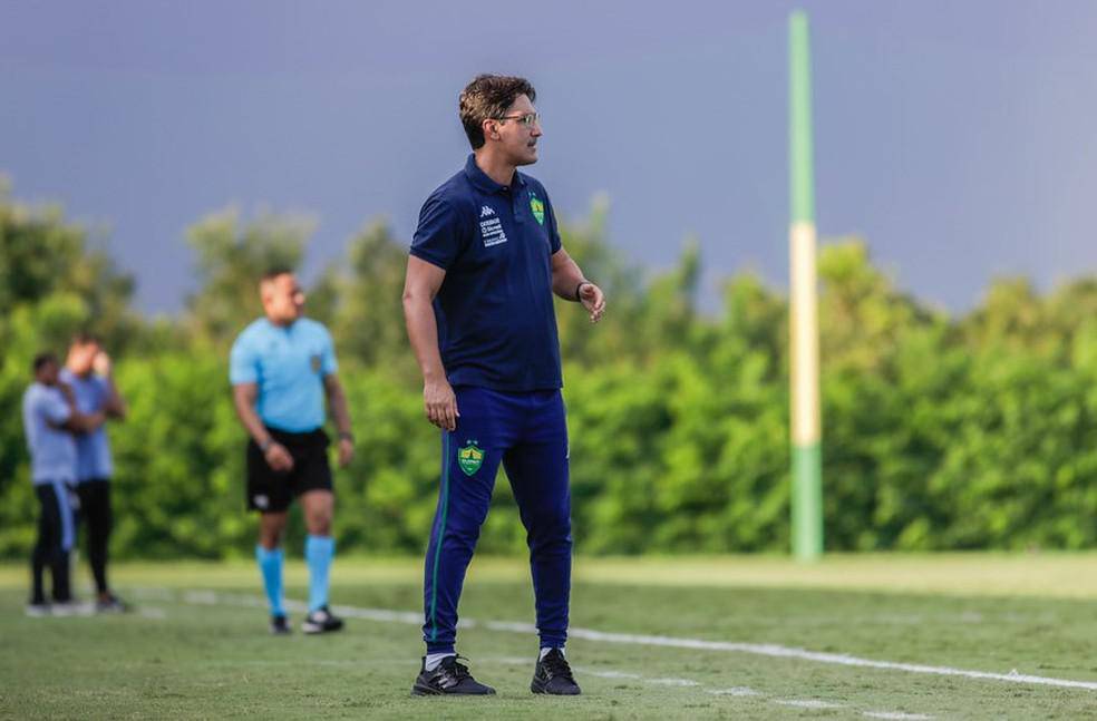 Tecnico Ricardo Resende em sua estreia no comando do Cuiaba