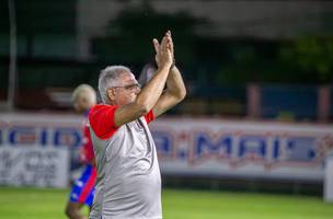 Treinador vem ajudando o clube na quarta divisao nacional (Foto: Vica Bueno / Marcilio Dias)