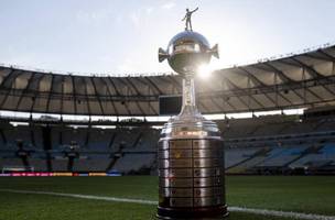 Trofeu da Libertadores de 2025: Botafogo e Flamengo seguem na disputa, agora nas oitavas de final (Foto: Divulgacao/Conmebol)