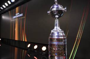 Trofeu da Libertadores: quem chegar a final recebera uma bolada em dinheiro (Foto: Divulgacao / Conmebol)