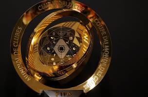 Trofeu do novo Mundial de Clubes que acontecera nos Estados Unidos. (Foto: Franck Fife / AFP)
