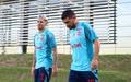 Varela e Arrascaeta no CT Ninho do Urubu (Foto: Gilvan de Souza / Flamengo