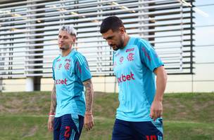 Varela e Arrascaeta no CT Ninho do Urubu (Foto: Gilvan de Souza / Flamengo)