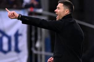 Xabi Alonso em jogo do Bayer Leverkusen (Foto: AFP)