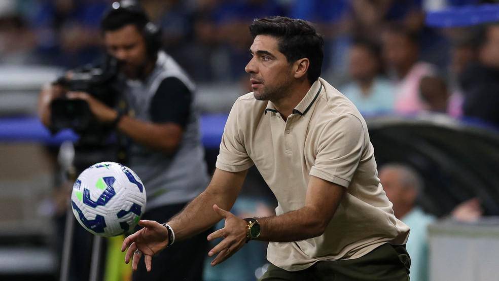Abel em jogo do Palmeiras contra o Cruzeiro