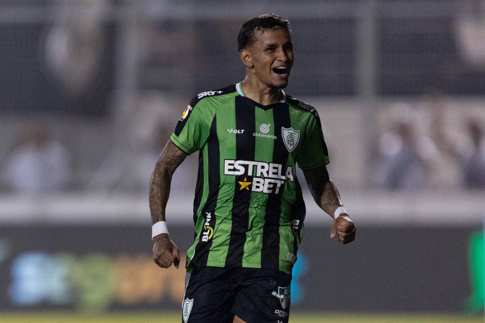 Adyson, do America-MG, comemora gol diante da Ponte Preta