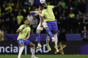 Alexsandro disputa lance de cabeca em jogo contra o Paraguai (Foto: Rafael Ribeiro / CBF)