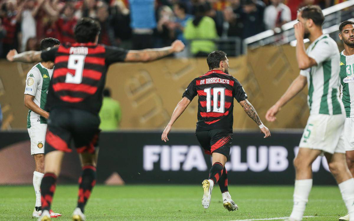 Arrascaeta celebra gol marcado pelo Flamengo sobre o Esperance (TUN)