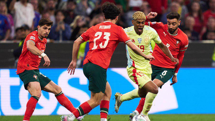 Cristiano Ronaldo comemora gol de Portugal contra a Espanha na final da Nations