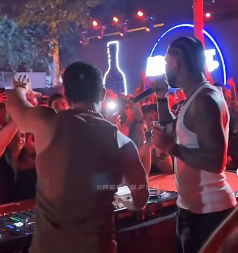 Dennis DJ e Gabigol, de camiseta branca, na festa no Rio de Janeiro