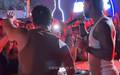 Dennis DJ e Gabigol, de camiseta branca, na festa no Rio de Janeiro (Foto: Reproducao