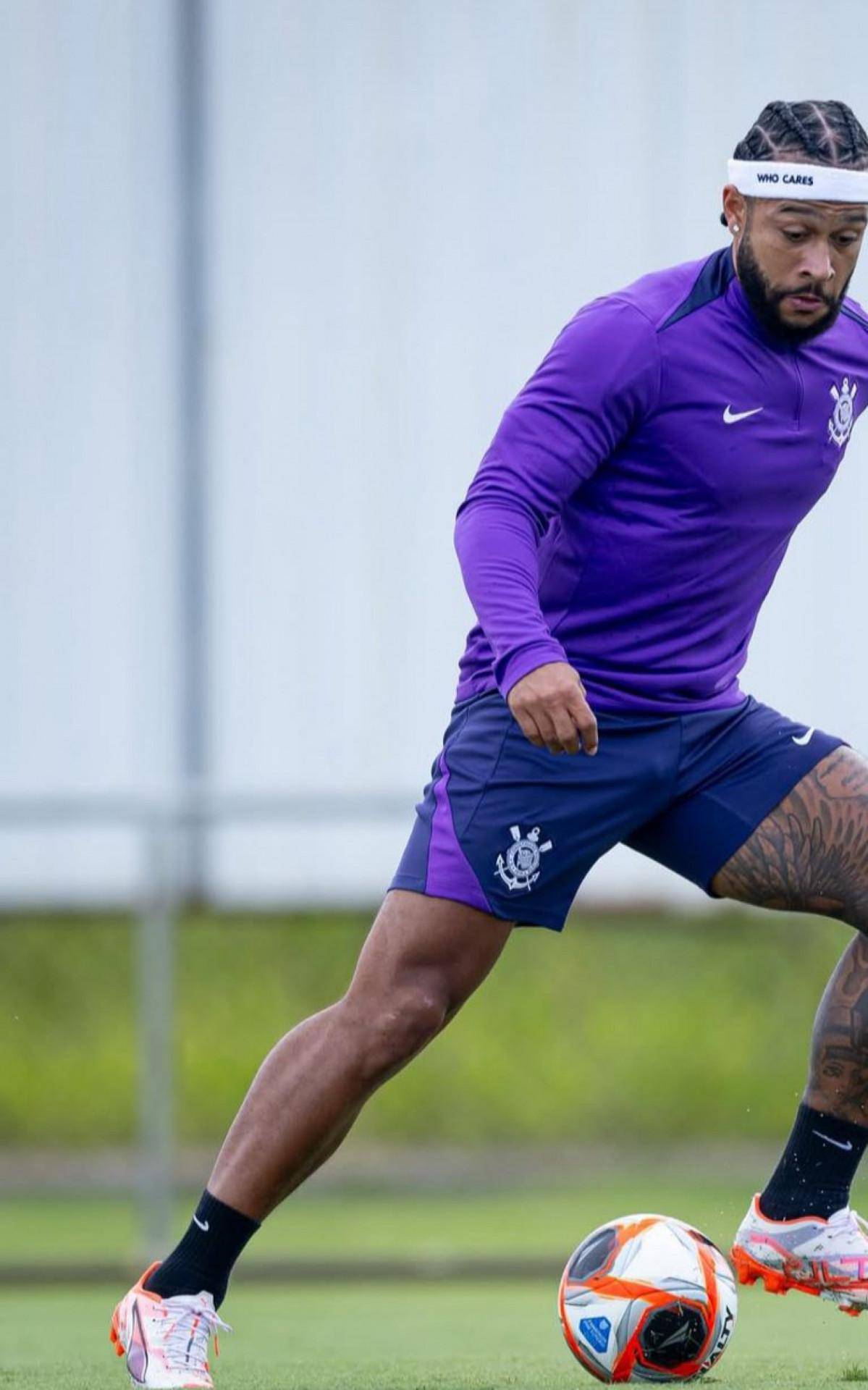 Depay defende o Corinthians