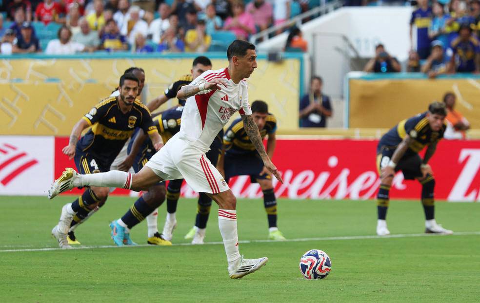 Di Maria marca, de penalti, o primeiro gol do Benfica no empate com o Boca Juniors