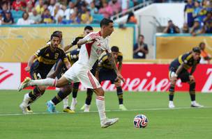 Di Maria marca, de penalti, o primeiro gol do Benfica no empate com o Boca Juniors (Foto: REUTERS/Nathan Ray Seebeck)