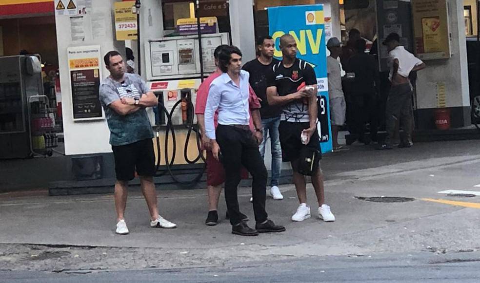 Diego ao lado do goleiro Lucao, entao no Vasco, depois de jogo do sub-20 cruz-maltino