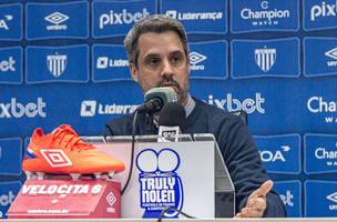 Eduardo Freeland pe apresentado oficialmente no Avai (Foto: Leandro Boeira/Avai FC)