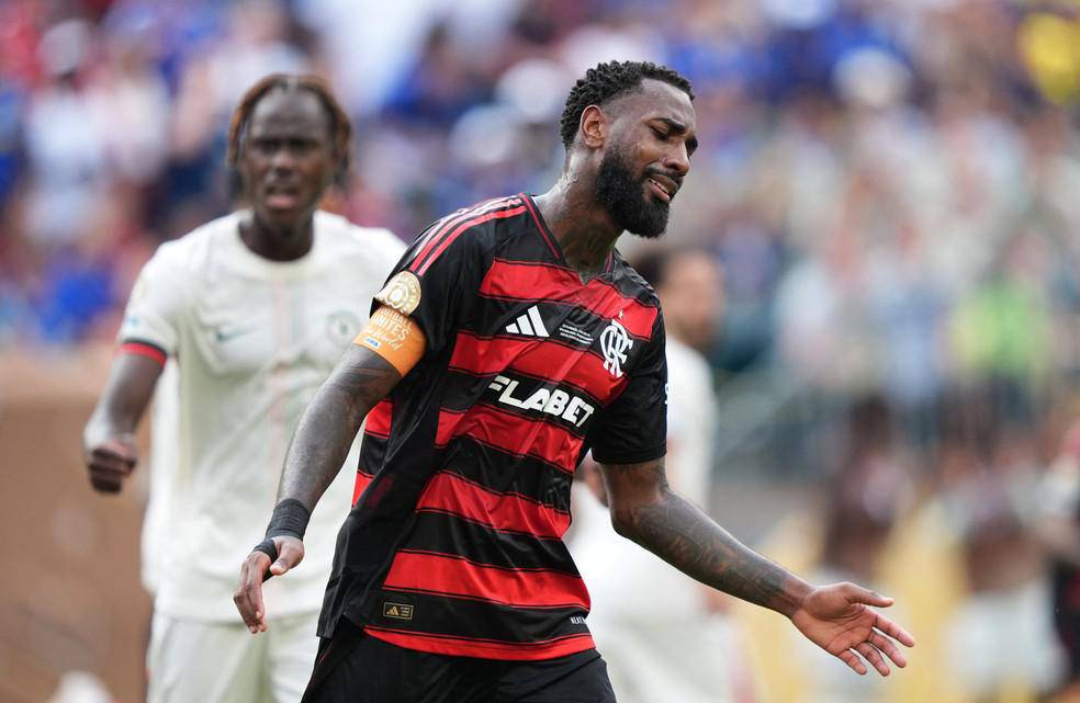 Gerson lamenta bola perdida em Flamengo x Chelsea