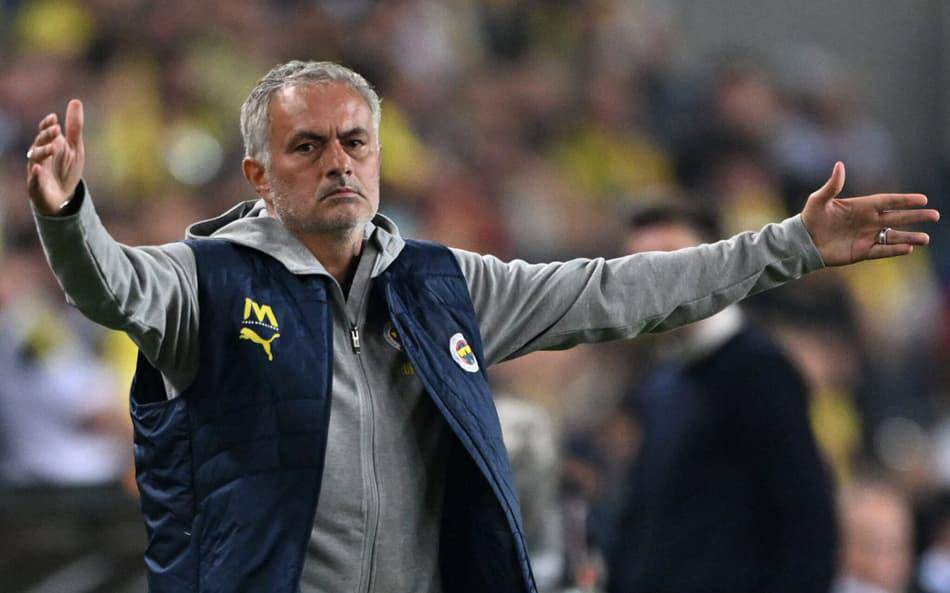 Jose Mourinho em Fenerbahce x Galatasaray nas quartas de final da Copa da Turquia