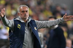 Jose Mourinho em Fenerbahce x Galatasaray nas quartas de final da Copa da Turquia (Foto: Ozan KOSE / AFP)