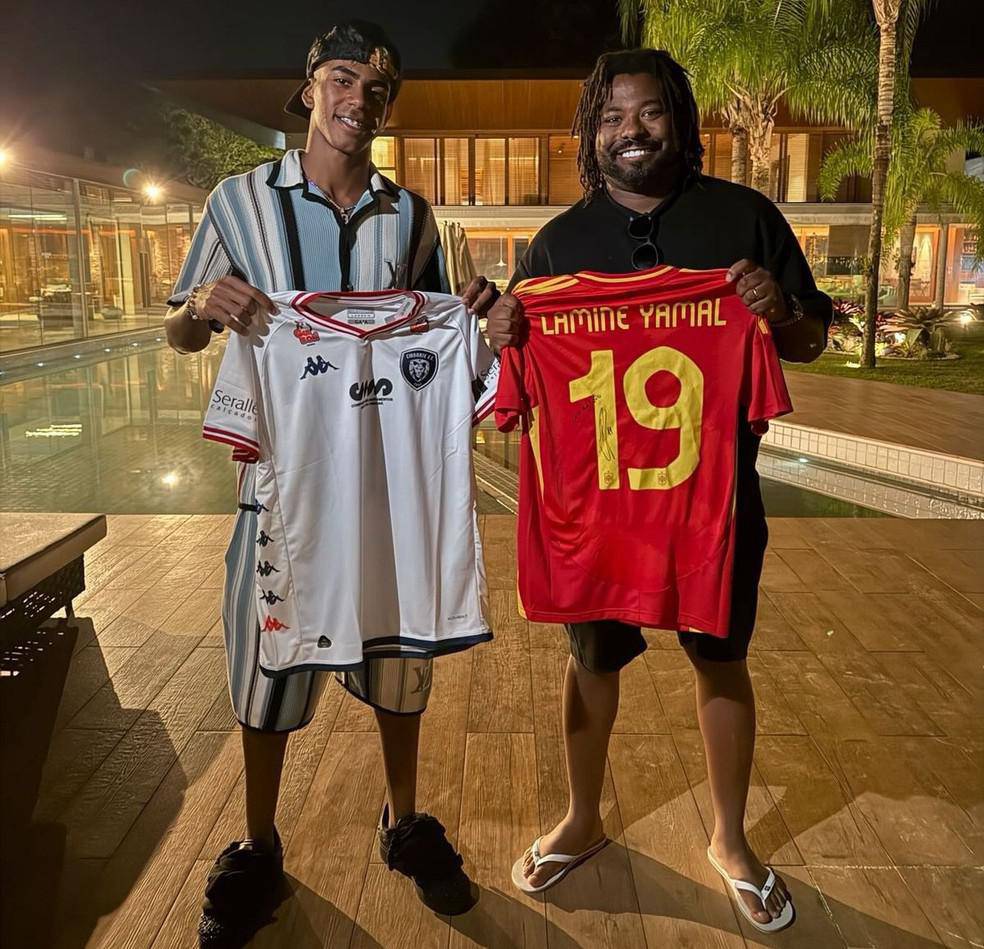 Lamine Yamal recebe camisa do Cianorte