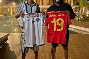 Lamine Yamal recebe camisa do Cianorte (Foto: Divulgacao/Cianorte FC SAF)