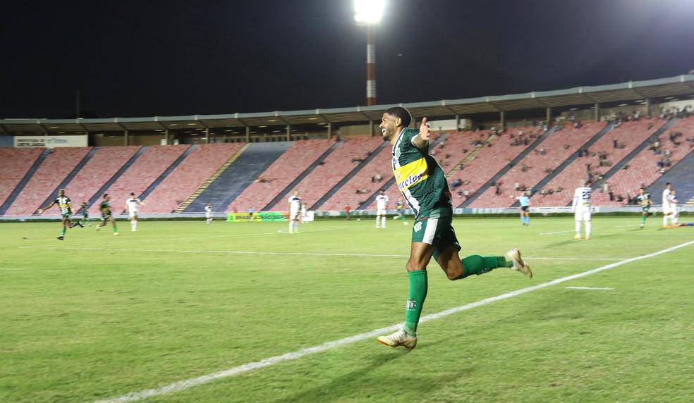 Leandro participa de tres gols na vitoria do Uberlandia