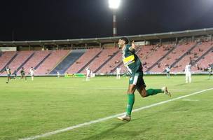 Leandro participa de tres gols na vitoria do Uberlandia (Foto: Welton Neves/Uberlandia)