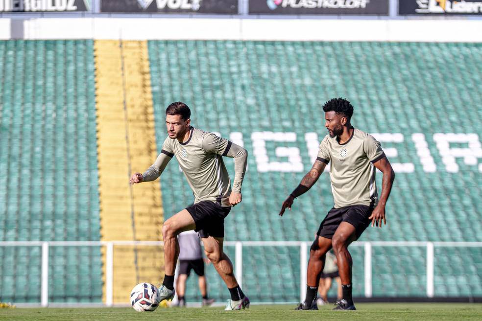 Lucas Dias e Ligger em treino no Orlando Scarpelli
