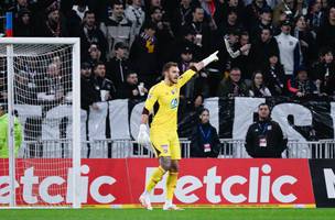 Lucas Perri em acao durante jogo do Lyon, da Franca (Foto: Divulgacao / X @OL)