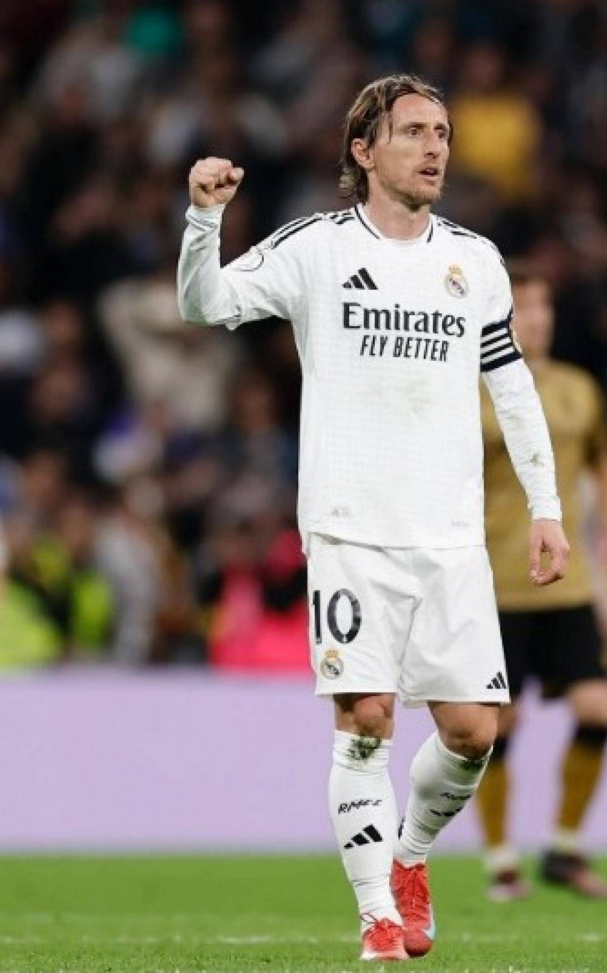 Luka Modric com a camisa do Real