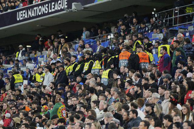Medicos atendem homem na arquibancada da Allianz Arena na final da Liga das Nacoes