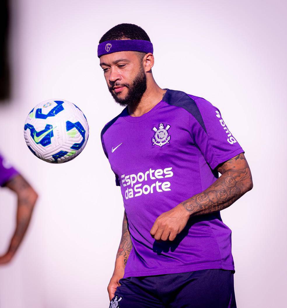 Memphis Depay em treino do Corinthians