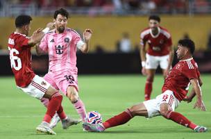 Messi foi muito marcado pelos jogadores do Al Ahly, no jogo de abertura do Mundial (Foto: Kevin C. Cox / AFP)