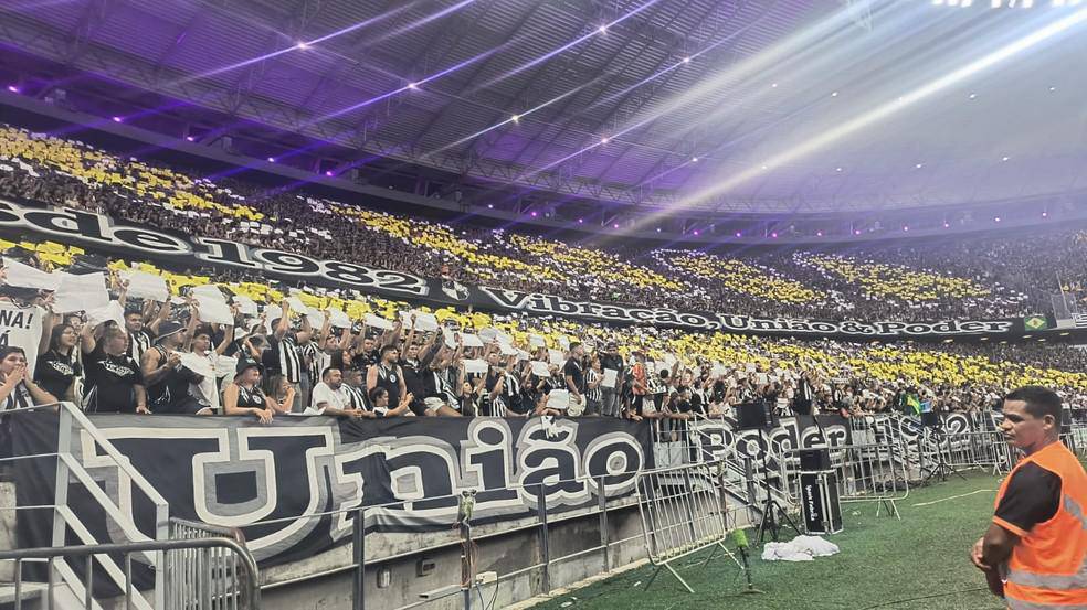 Mosaico da torcida do Ceara.