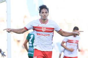 Nathan Melo comemora gol do CRB contra o Coruripe, no Campeonato Alagoano de 2025 (Foto: Reproducao / Ailton Cruz)