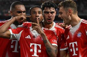 Olise celebra gol marcado pelo Bayern sobre o Boca Juniors (Foto: Patricia de Melo Moreira / AFP)