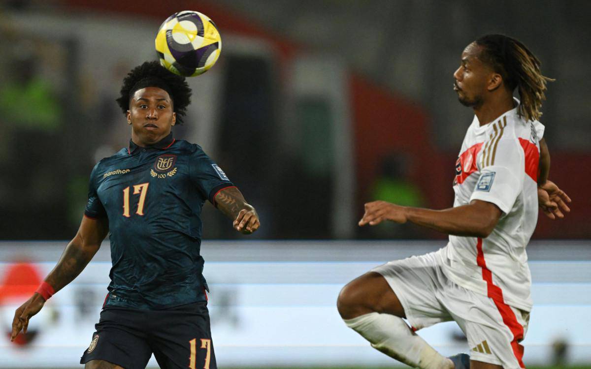 Preciado e Carrillo brigam pela bola durante o duelo entre Equador e Peru