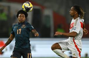Preciado e Carrillo brigam pela bola durante o duelo entre Equador e Peru (Foto: Ernesto Benavides / AFP)