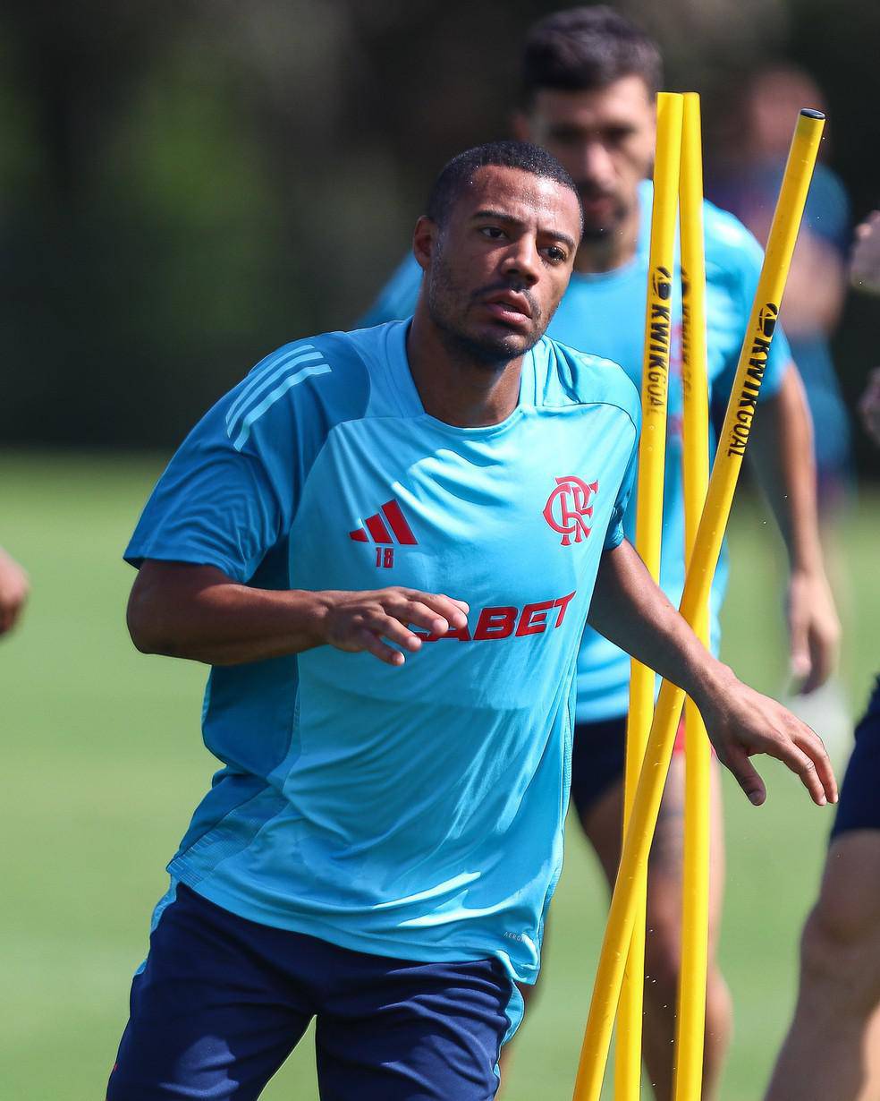 Pulgar em acao no treino do Flamengo
